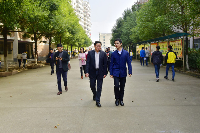 11月18日,刚履新共青团抚州市委书记不久的邹俊同志,深入我校南