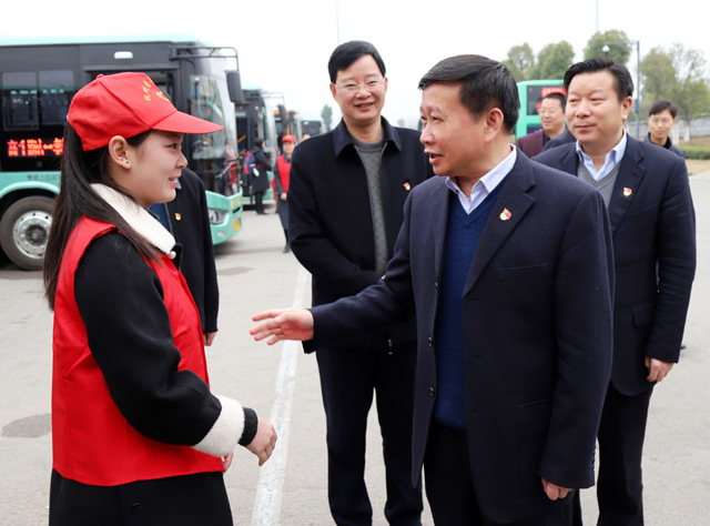 协副主席、市委书记肖毅亲切看望我校青年志愿者