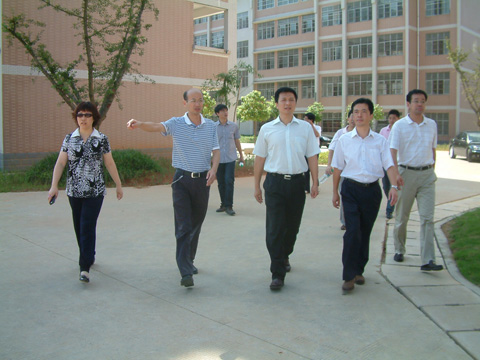 临川二中--新任临川区委书记傅清亲临我校视察